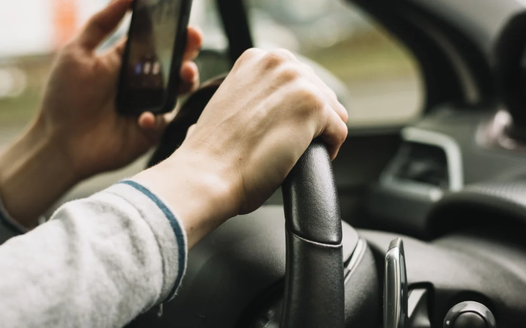 ¿Qué dice la ley sobre el uso del móvil al volante? riesgos y sanciones
